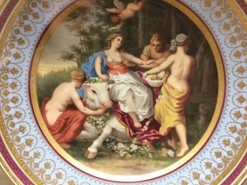 Plato de la vajilla oficial de los Emperadores de Austia. Se puede ver un retrato del Toro, Venus (su planeta regente) Museo Sisi, Hofburg, Viena, Austria.