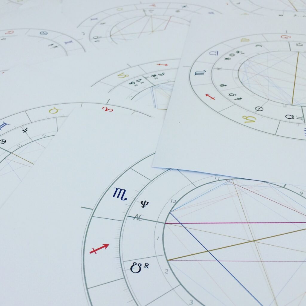 La carta natal es un mapa del alma, un mapa de la psique y las energías naturales de un ser que nace en un momento del tiempo.