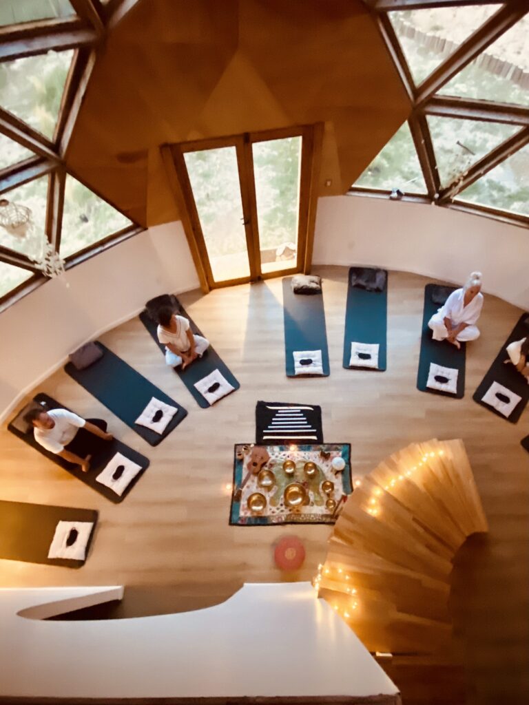 Círculo de personas en el domo de Acuaria durante encuentro de astrología terapeutica en Punta del Este